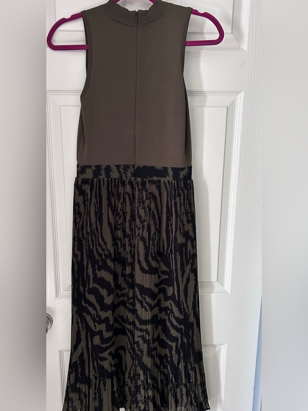 Chic Sleeveless Green and Black Midi Dress